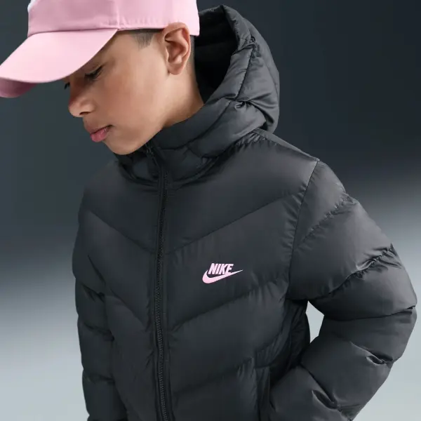 Куртка підліткова Nike SPORTSWEAR ALL DAY PLAY THERMA-FIT LOOSE-FIT чорно-світло-рожева HQ4976-011