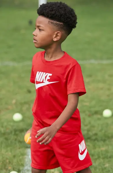 Комплект летний детский Nike SPORTSWEAR CLUB красный 86L596-U10