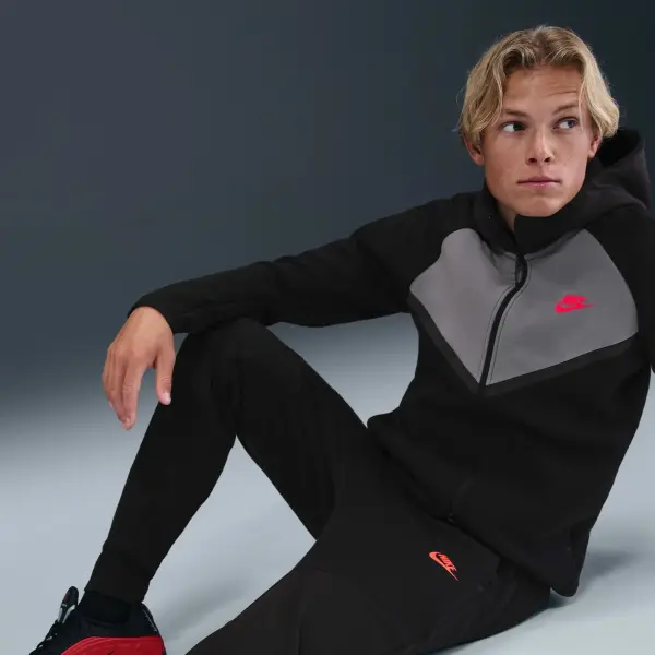Спортивні штани Nike TECH FLEECE чорно-червоні IH4303-010