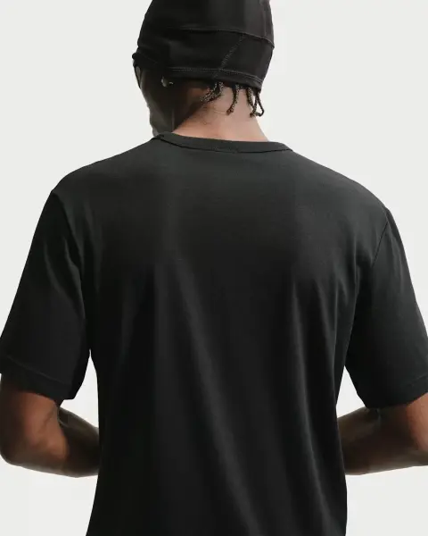Футболка Nike SPORTSWEAR чорна IQ0471-011