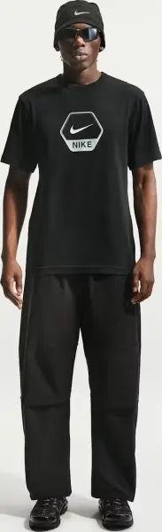 Футболка Nike SPORTSWEAR чорна IQ0471-011