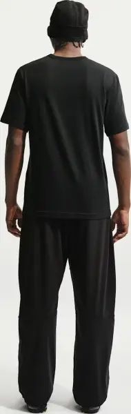 Футболка Nike SPORTSWEAR чорна IQ0471-011