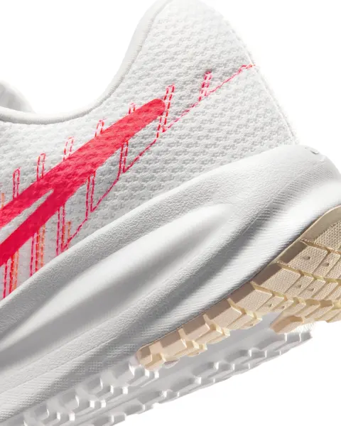 Кросівки бігові жіночі Nike RUN DEFY біло-рожево-жовтогарячі HM9593-108