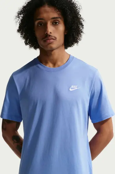 Футболка Nike SPORTSWEAR CLUB блакитна AR4997-494