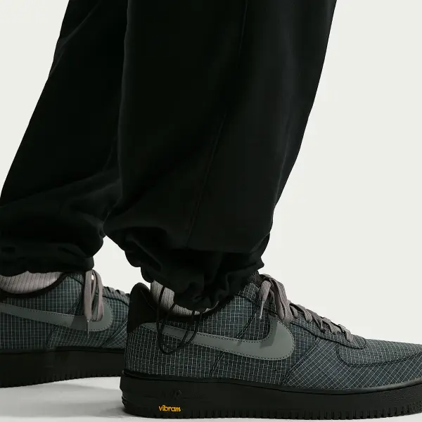 Спортивные штаны Nike CLUB FLEECE OPEN-HEM CARGO черные IO3711-010