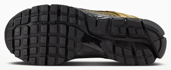 Кросівки Nike ZOOM VOMERO 5 PREMIUM оливково-чорно-червоні IH1344-300