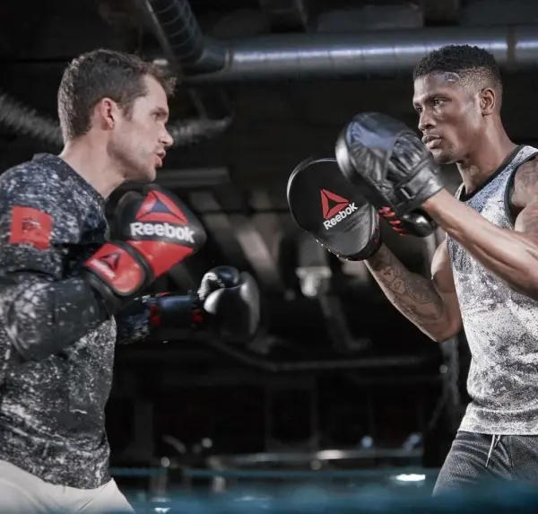Перчатки боксерские Reebok COMBAT LEATHER BOXING GLOVES черно-красные (10 унций) RSCB-10110RD-10